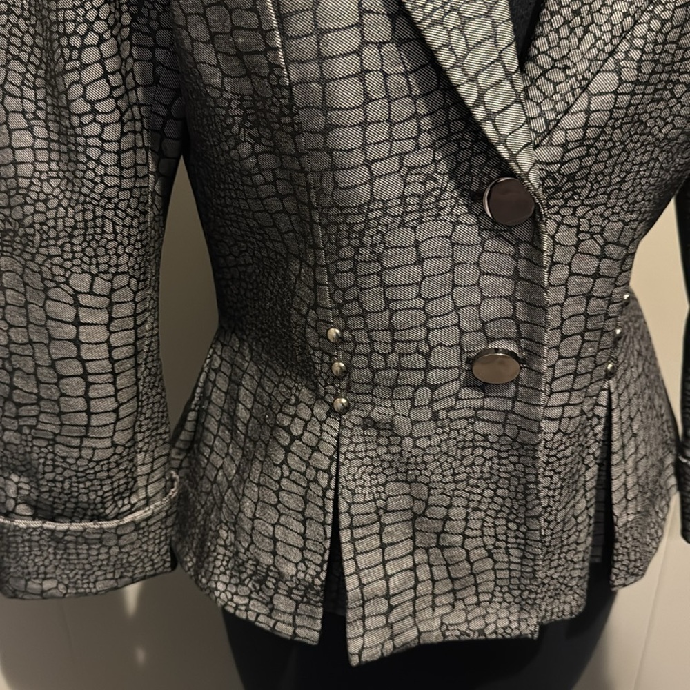 Isabel gray/black metallic croc print studs pleated peplum lined jacket. Small - Picture 3 of 8